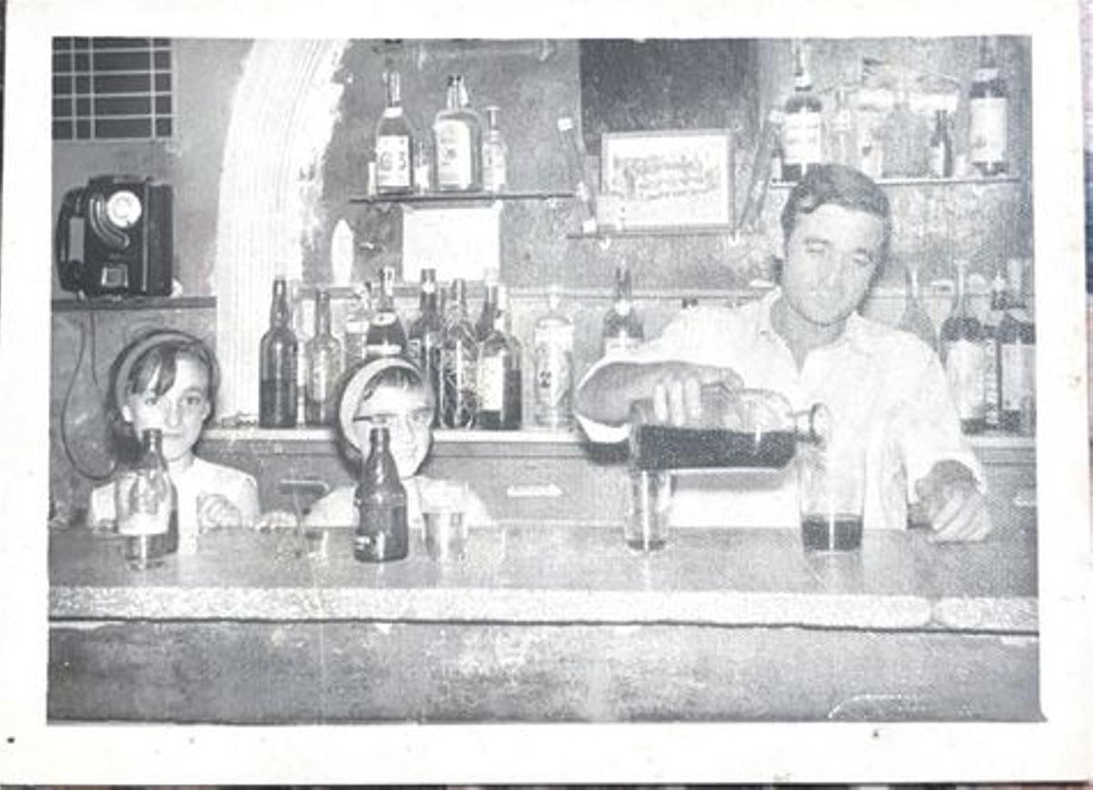 Manuel Posada, Manolito, pone un vino en el Guillén, junto a sus hijas, María Dolores (izquierda) y María Soledad, hermanas de Leticia, la actual chigrera.
