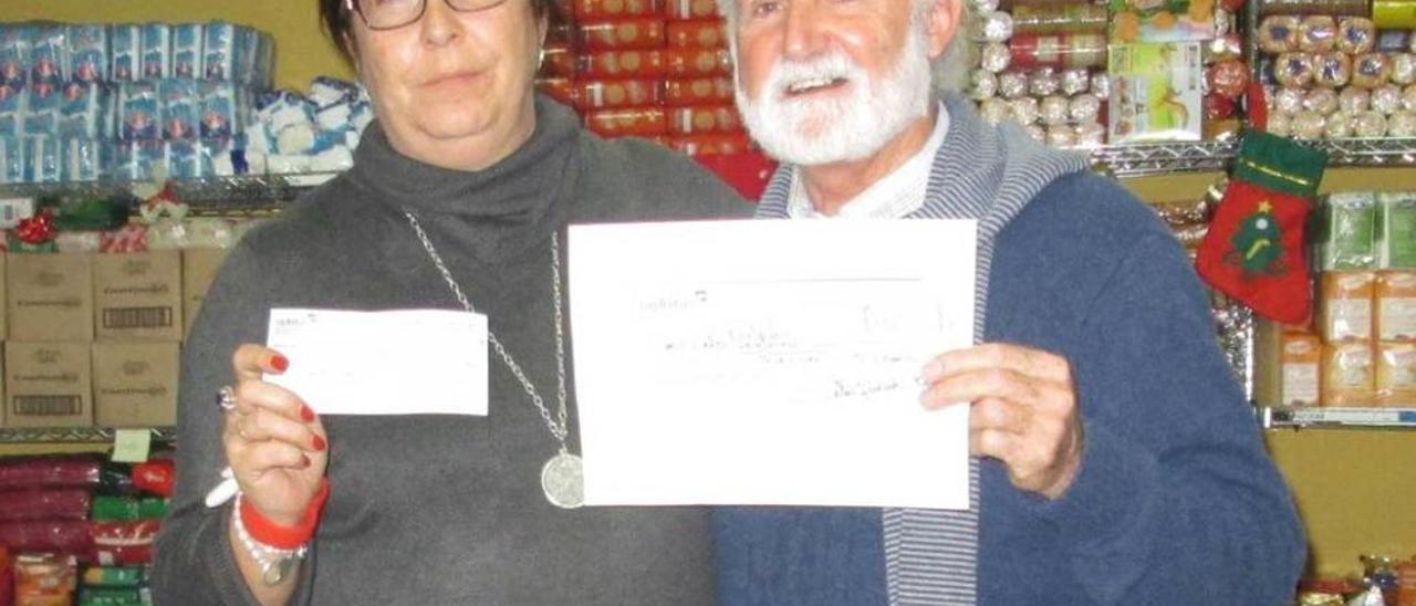 Celso Peyroux entrega un talón a Nieves Tiriez, directora de la Fundación de Mensajeros de la Paz.