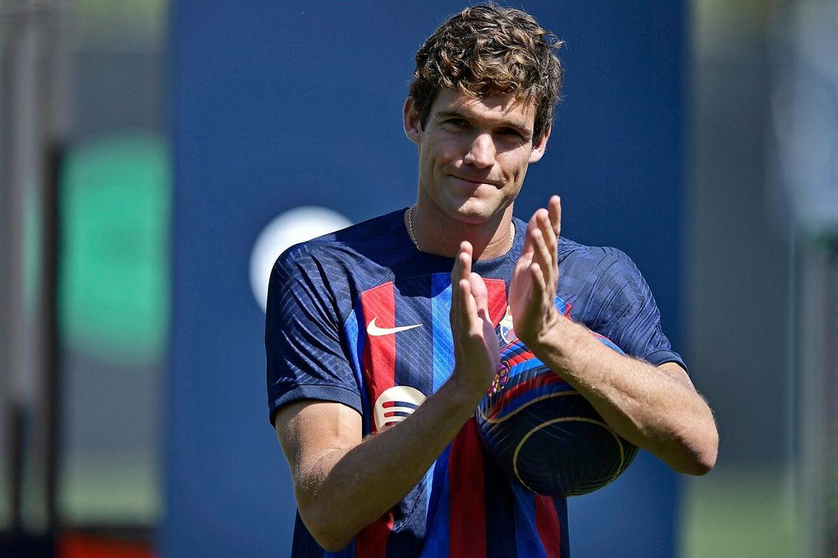 Marcos Alonso en su presentación en el Barça