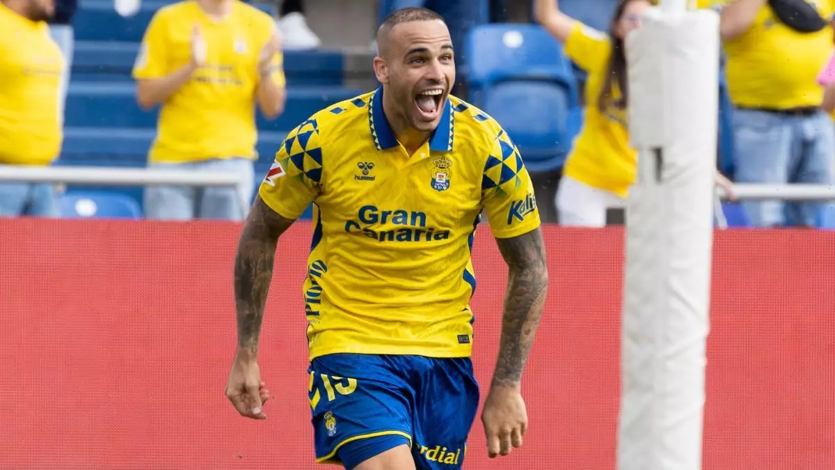 Sandro se desmelena con Diego Mart赤nez