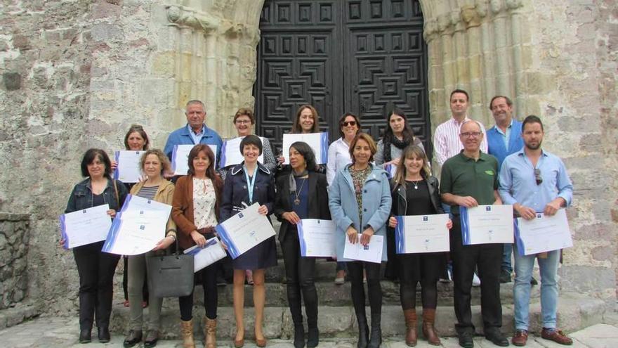 Los empresarios posando tras la entrega de distintivos.