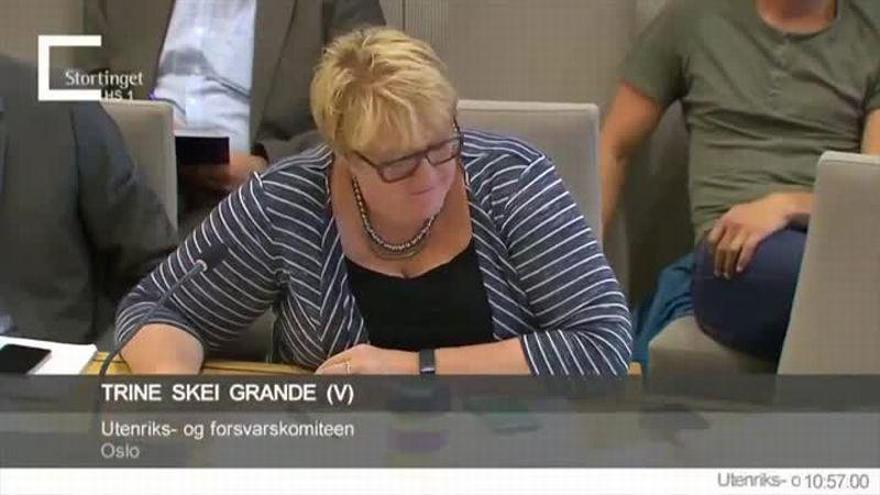 La líder liberal noruega, Trine Skei, cazada en el Parlamento buscando Pokémons