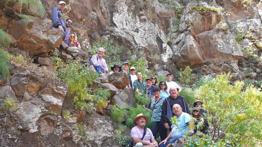 El catedrático Manuel Ramírez rinde homenaje al Doctor Chill con una visita al barranco de Guayadeque