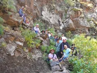 El catedrático Manuel Ramírez rinde homenaje al Doctor Chill con una visita al barranco de Guayadeque