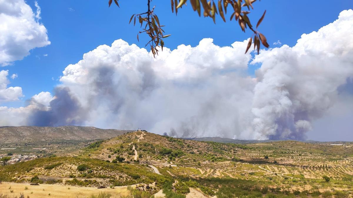 Columna de humo del incendio de Bejís visto desde Alcublas