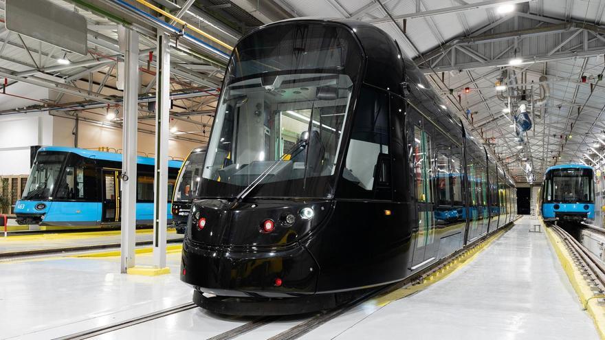 La fabricación de trenes y tranvías en el planta del grupo vasco CAF en Zaragoza, que trabaja a pleno rendimiento.