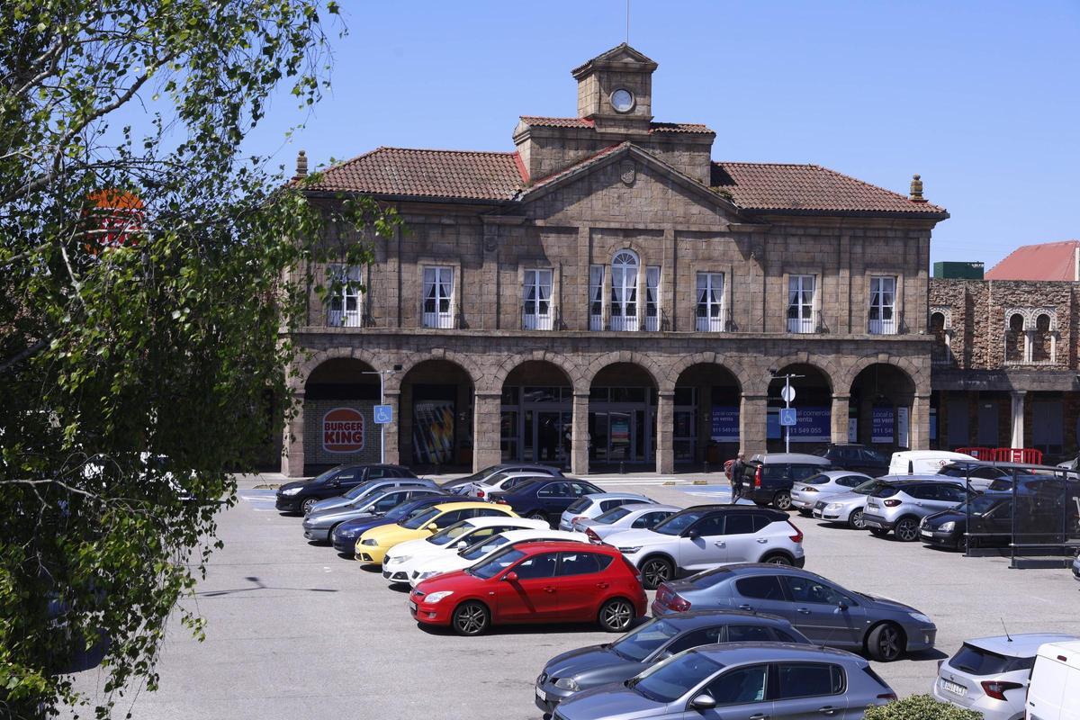 Una de las fachadas del centro comercial de ParqueAstur.
