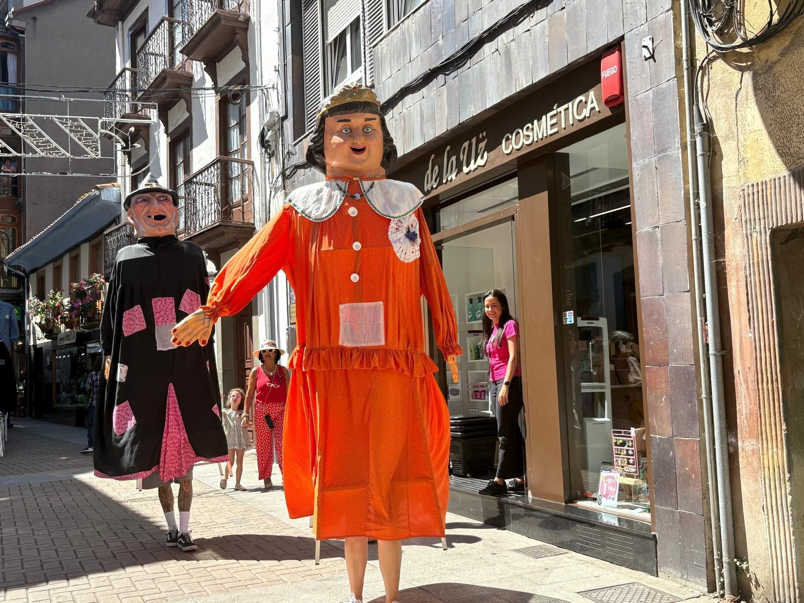 Los gigantes y cabezudos llenan de color y música Cangas del Narcea