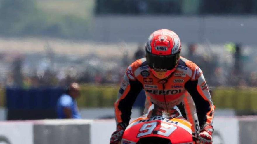 Marc Márquez levanta la moto tras entrar en solitario en la línea de meta del Gran Premio de Francia.