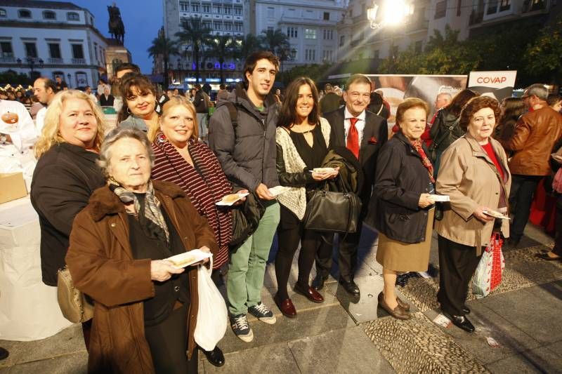 La degustación del pastel cordobés en Las Tendillas, en imágenes