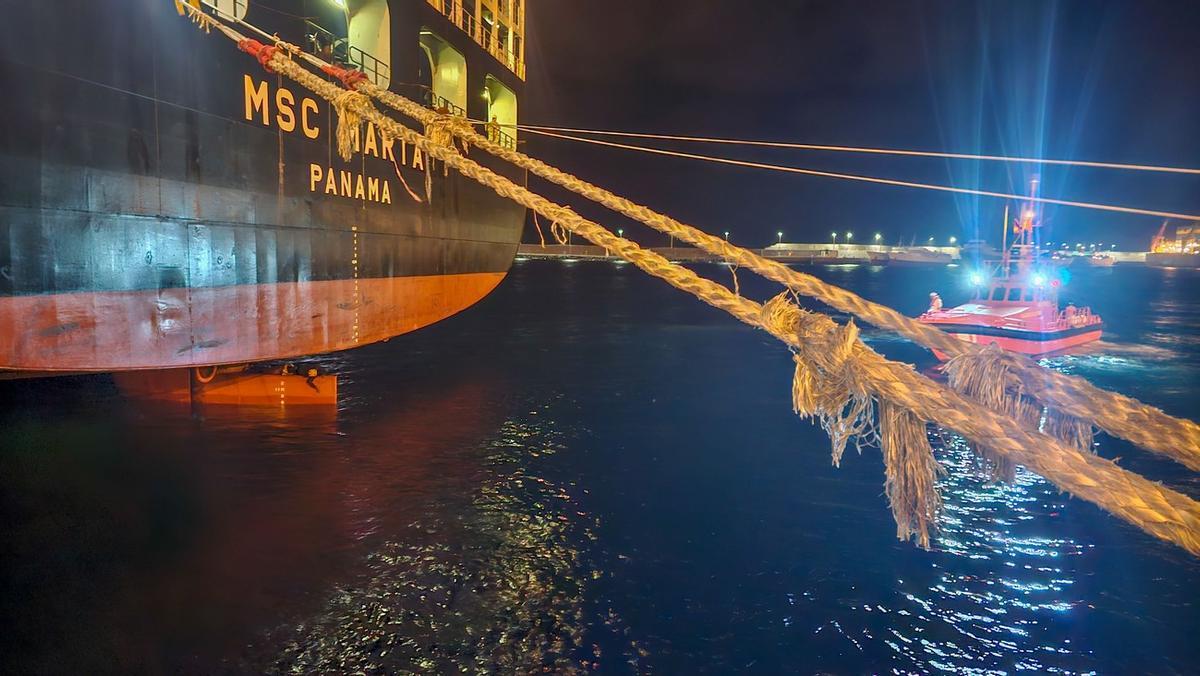 Dos jóvenes llegan al Puerto de Las Palmas tras un viaje de ocho días en el timón de un buque.