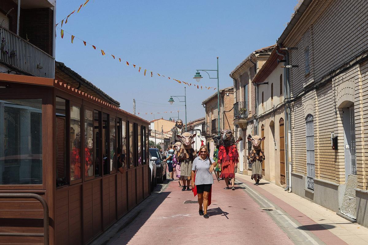 GALERÍA | Pasacalles de gigantes y cabezudos en Vilaralbo