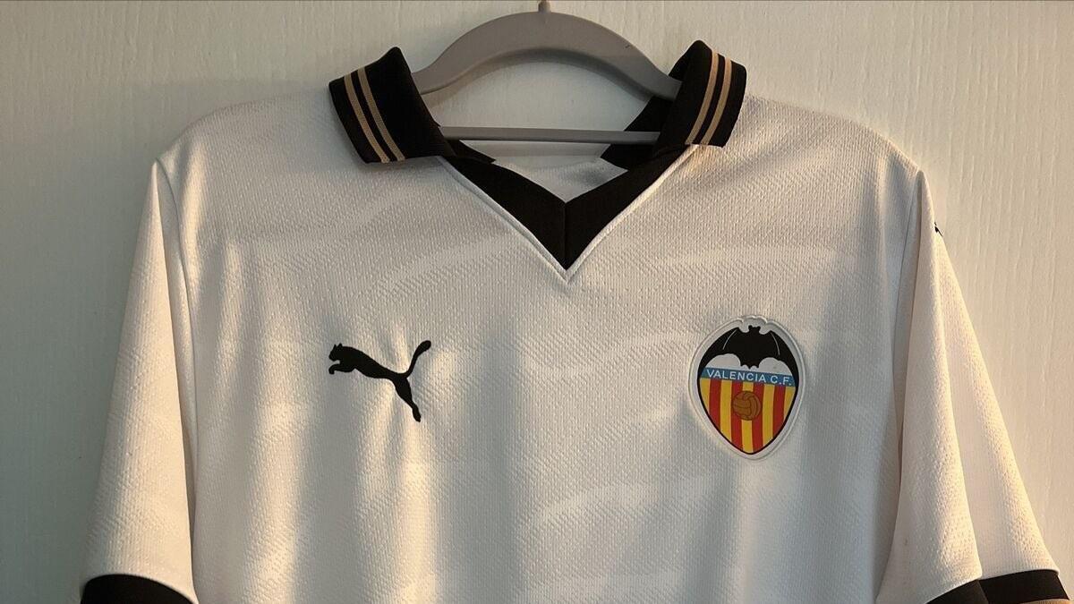 Se filtra la posible camiseta del Valencia para la próxima temporada -  Levante-EMV
