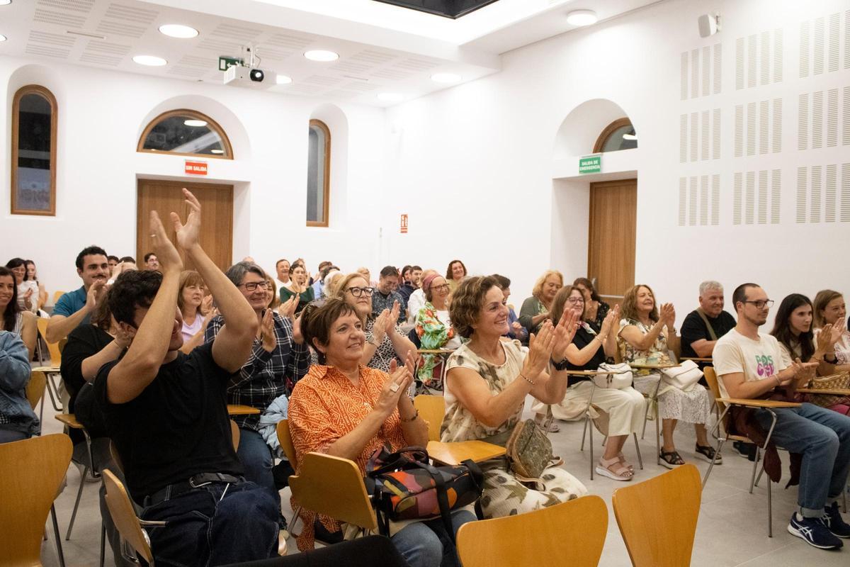 Público na proxección da serie en Arteixo.