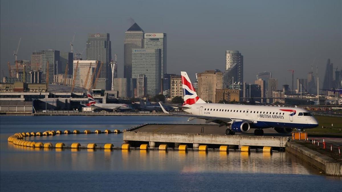 Un avión se dispone a despegar en el aeropuerto de London City