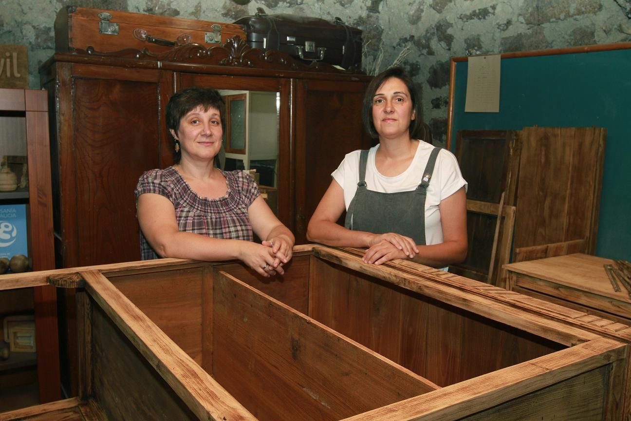 Los viejos oficios: Chus Lamas y Ana Araujo, ebanistas y tapiceras