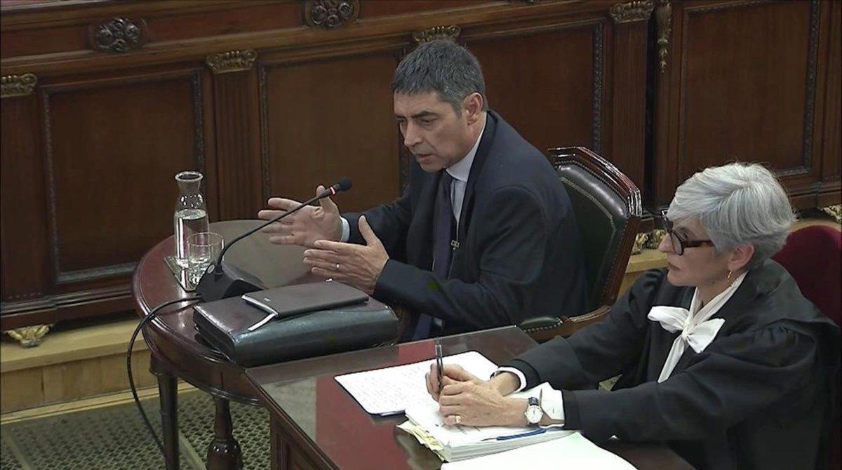 Josep Lluís Trapero y su abogada, Olga Tubau, durante su declaración en el Supremo.