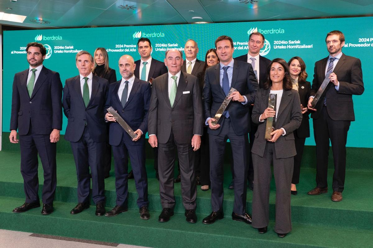 Foto de familia de todos los premiado, en un evento en el que también ha estado presente el delegado territorial de Iberdrola en Extremadura, David Martín Arevalillo.