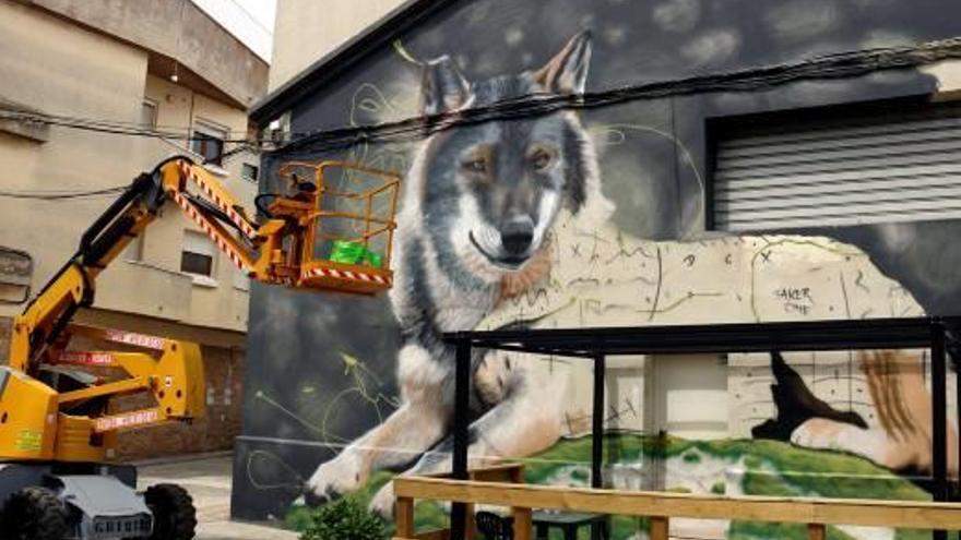 Artistes del món pinten 900 m2 de murals en un poble lleidatà