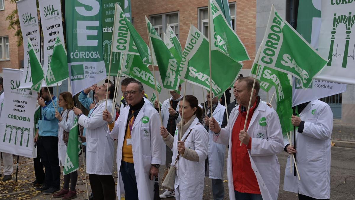 Representantes de Satse y Sindicato Médico que se han concentrado en la Delegación de Salud.