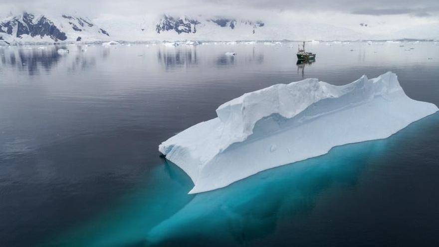 Barco Arctic Sunrise durante el estudio en la Península Antártica.