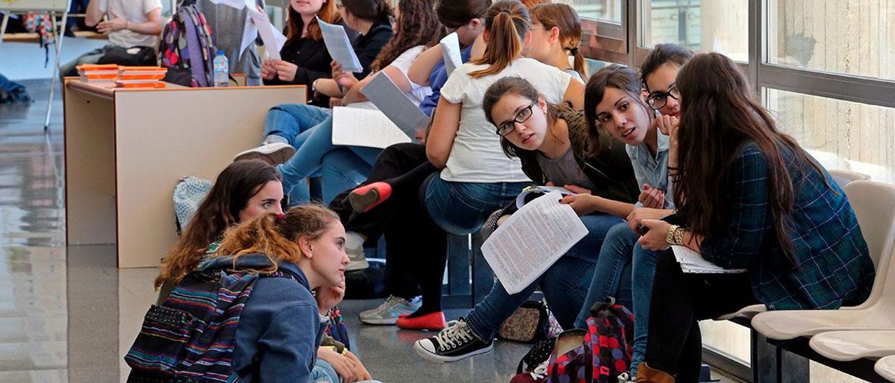 Estudiantes en los pasillos de la UVigo, antes de la pandemia