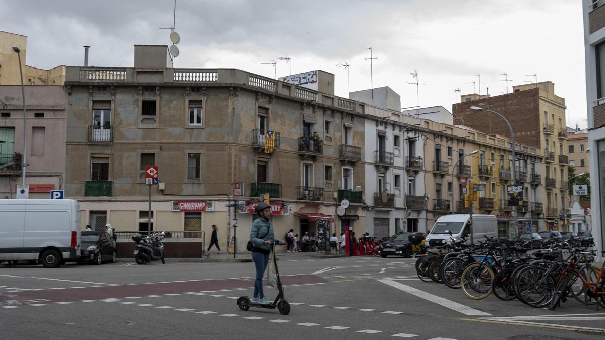El cruce entre las calles de Pujades y Ciutat de Granada, donde el ayuntamiento creará uno de los 11 ejes verdes de Poblenou