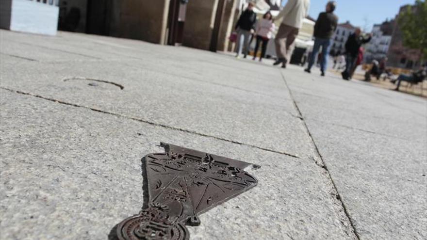 La cofradía retira las placas que señalaban el camino al santuario de la Montaña de Cáceres