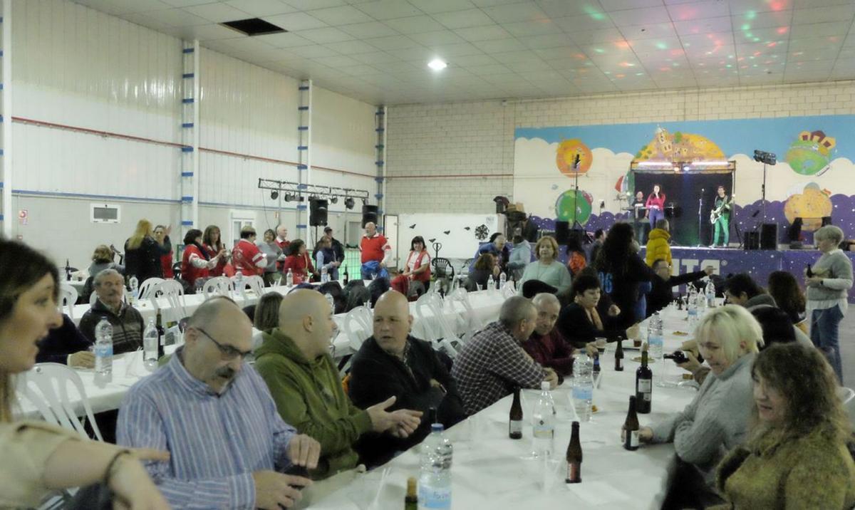 Cena popular en el pabellón municipal. | MANUEL CUNQUERO