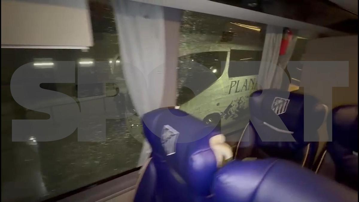 Estado de la luna dañada del autobús del Atlético de Madrid.