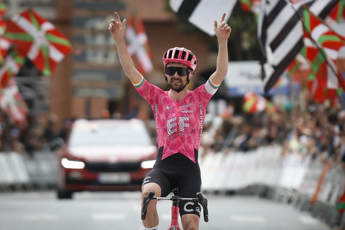 El ciclista irlandés Ben Healy (EF Education-EasyPost) celebra su victoria en la quinta etapa de la 64 edición de la Itzulia Basque Country