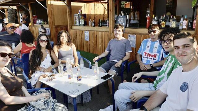 Por la izquierda, Arantxa Alonso, Luna Losada, Sophia Quevedo, Diego García, Diego Fernández, Hugo Alonso y Raúl Rodríguez, ayer, en la Semana Negra.