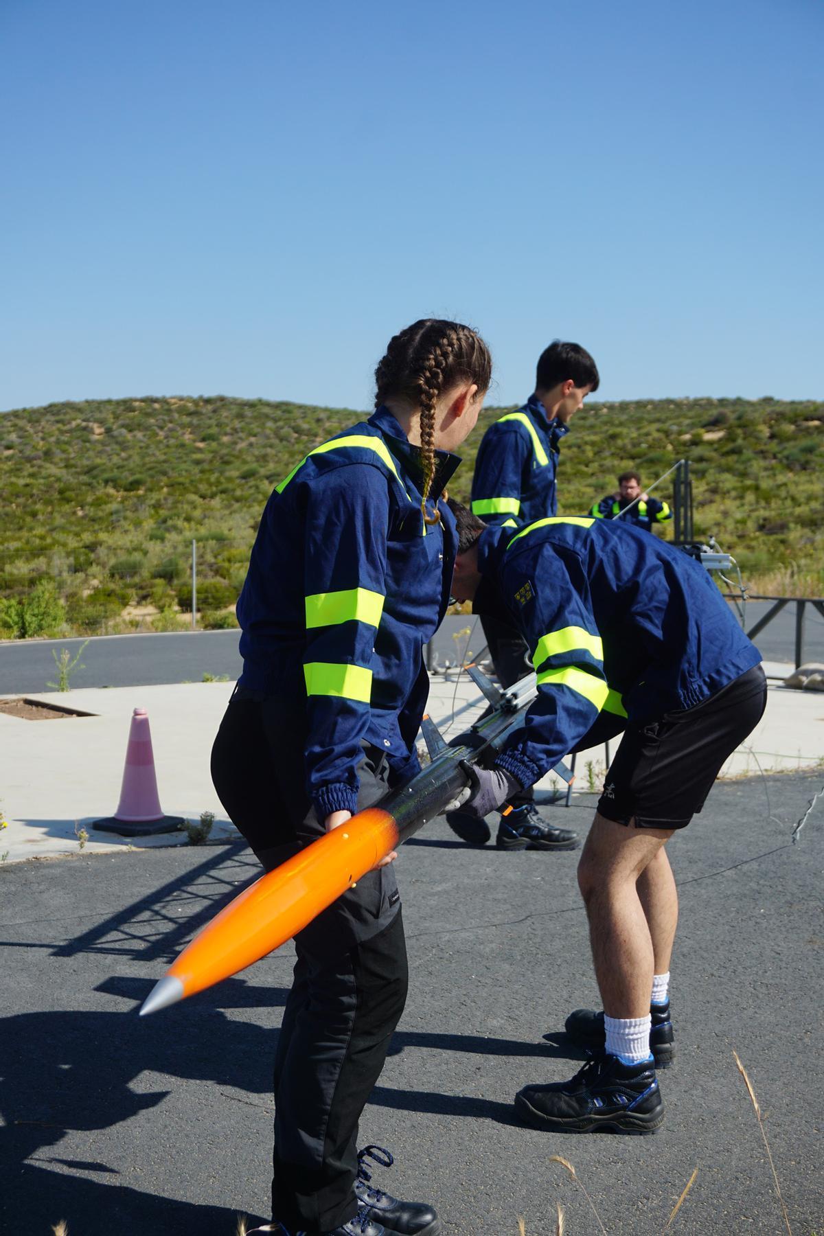 Alumnos de la UPV trabajando en el montaje del cohete 'Origin'
