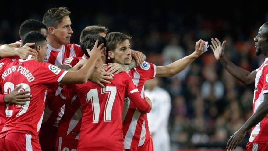 Los jugadores del Girona celebran su gol