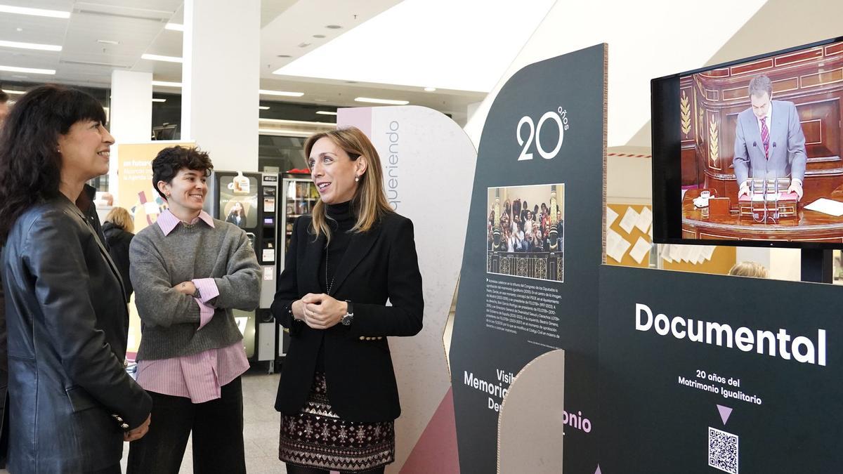 La ministra de Igualdad, Ana Redondo, y la alcaldesa de Alcorcón, Candelaria Testa, en la exposición '20 años de matrimonio igualitario. Sí, sigo queriendo'.