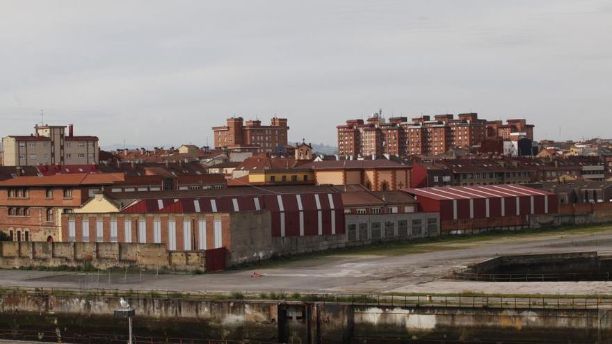 En primer término, terrenos de la antigua parcela de Naval Gijón.