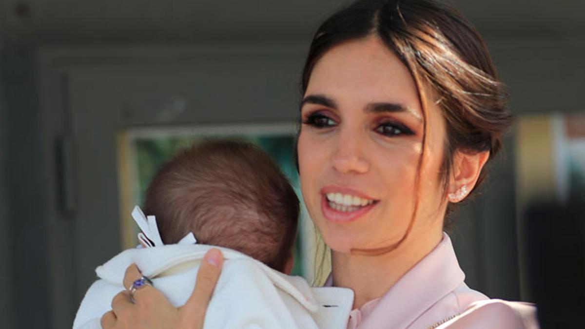 Elena Furiase con traje rosa en el bautizo de su hijo Noah