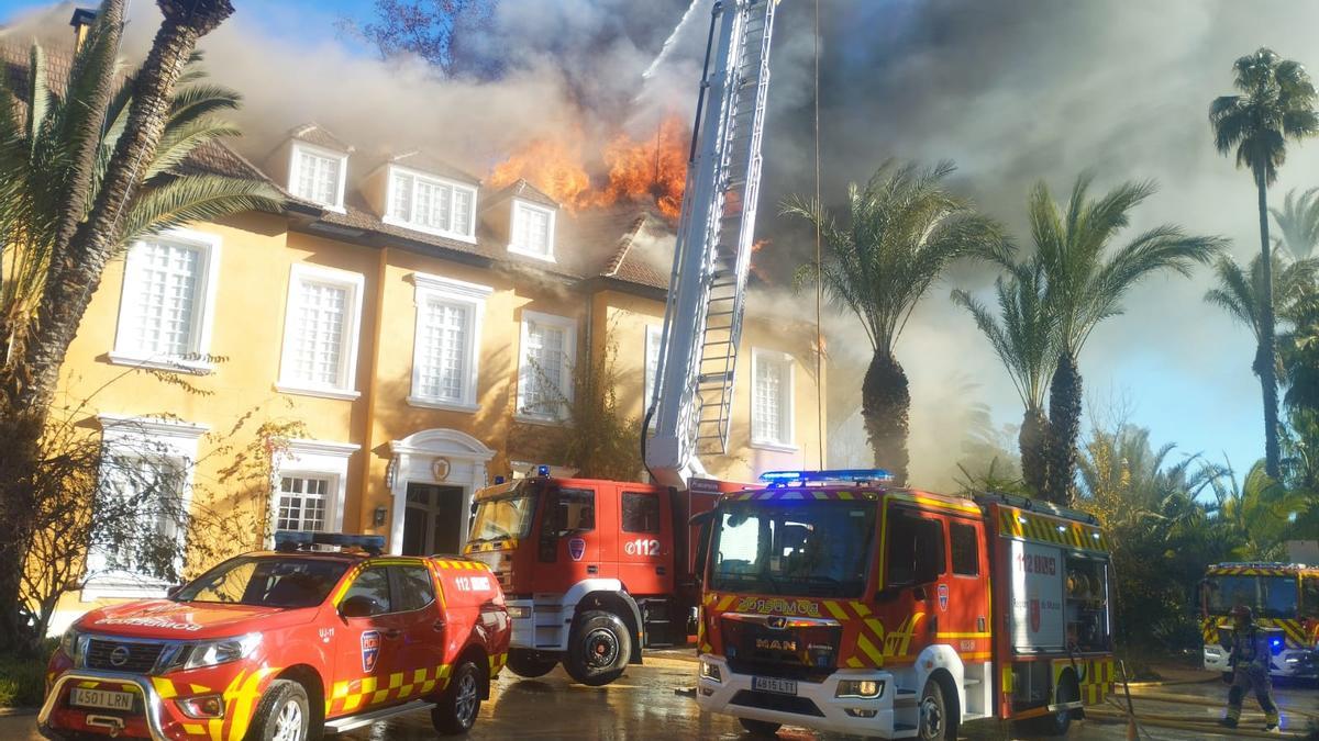 Camiones de bomberos en el lugar del aparatoso incendio.
