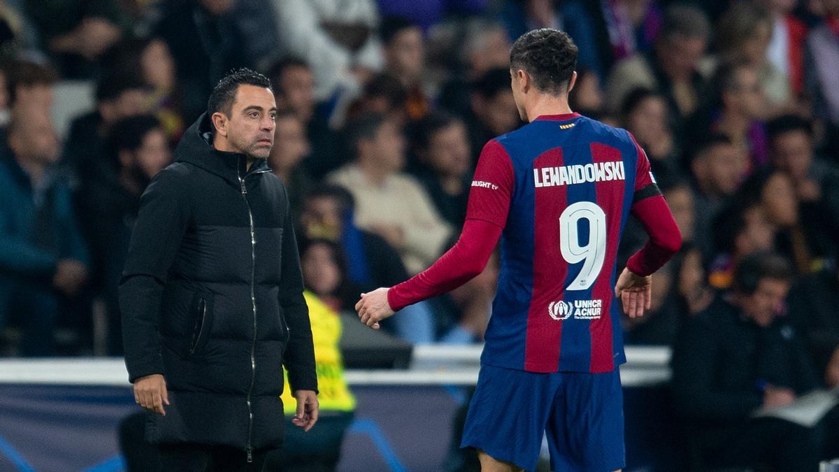 Xavi y Lewandowski charlan durante el Barça-Oporto en Montjuïc.