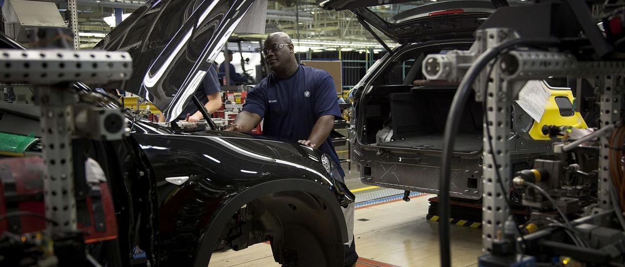Un trabajador inspecciona un vehículo en la línea de producción de la planta de BMW en Spartanburg (Estados Unidos).