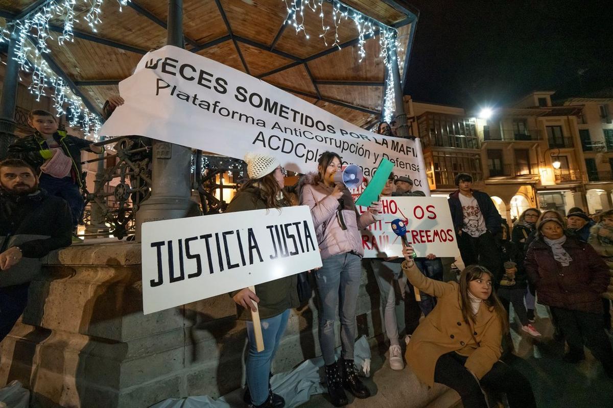 GRAF9282. ARANDA DE DUERO (BURGOS), 14/12/2019.- Manifestación de apoyo a los tres exjugadores de la Arandina, condenados a 38 años por agresión sexual a una menor de 15 años y como cooperantes necesarios en las de los otros, que se celebra hoy sábado en la Plaza Mayor de Aranda de Duero (Burgos). EFE/Paco Santamaría