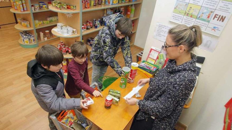 Niños en el &quot;supermercado&quot; de la Escola Galega de Consumo. // Xoán Álvarez