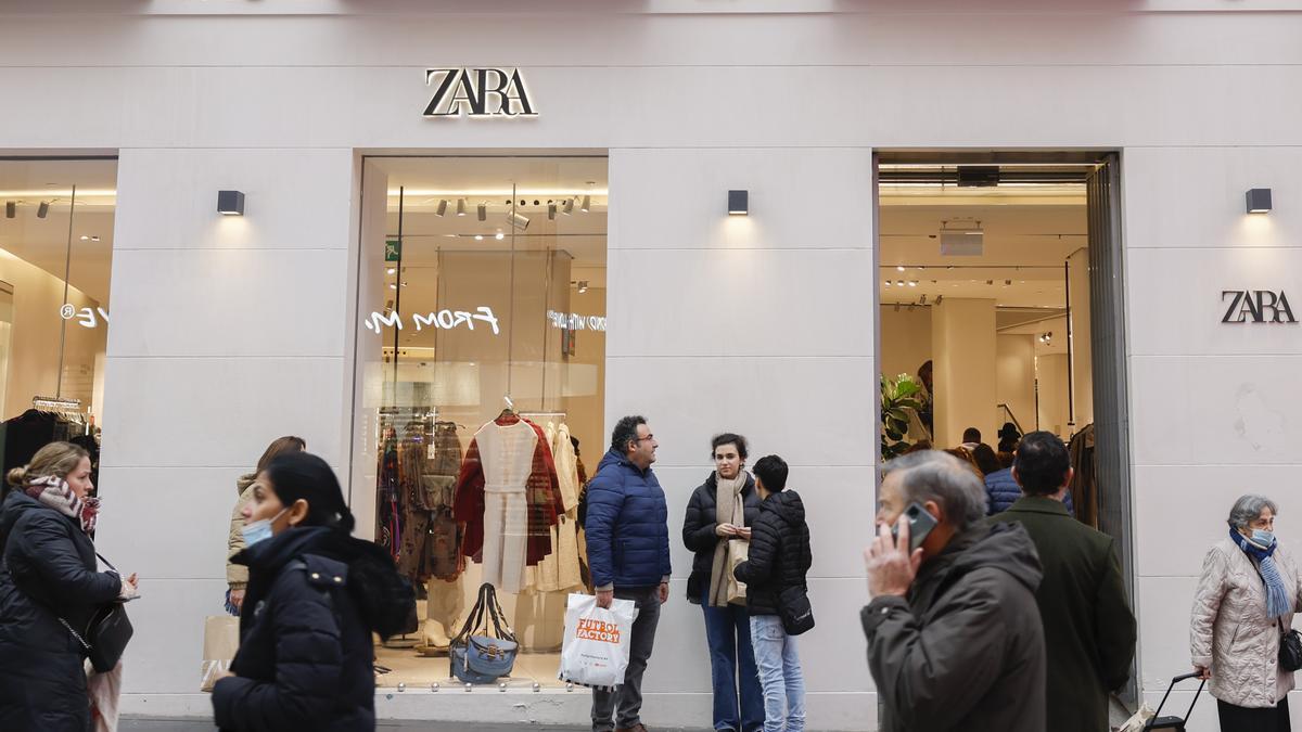 Inditex aprueba un salario mínimo fijo de 18.000 euros para los empleados de las tiendas.