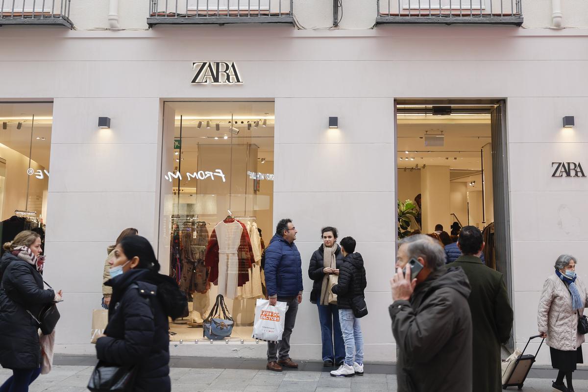 Inditex aprueba un salario mínimo fijo de 18.000 euros para los empleados de las tiendas