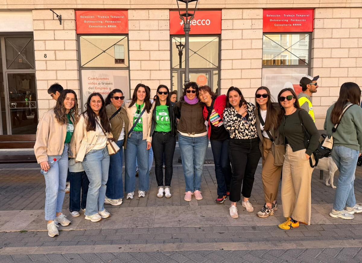 Familias y maestras del CEIP Teodor Llorente de Alzira en la concentración.