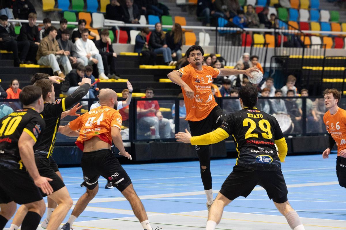 Todas las imágenes del partido de balonmano de Eivissa Handbol Trasmapi contra Soria