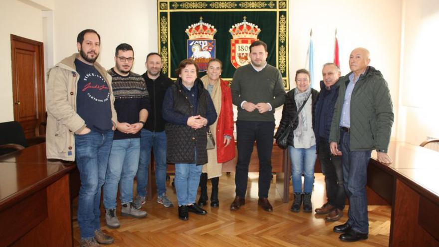 Cubela reunido con representantes de colectivos locales.