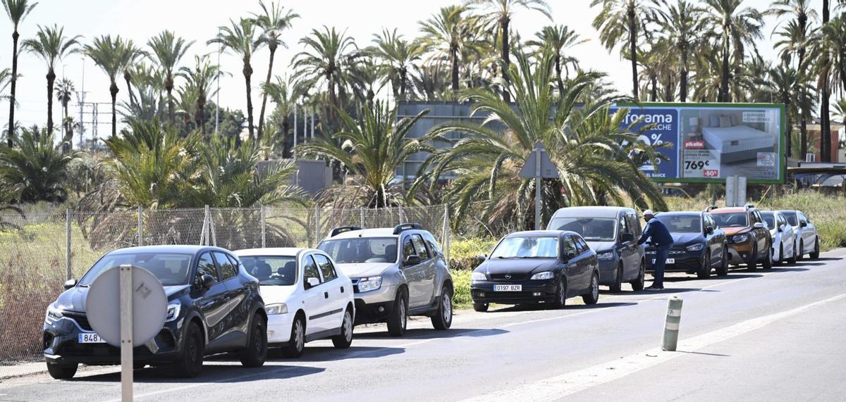 Aparcar en el arcén de la carretera nacional que pasa por el Hospital General Universitario de Elche es una constante y las maniobras muchas veces causan claro peligro. | ÁXEL ÁLVAREZ