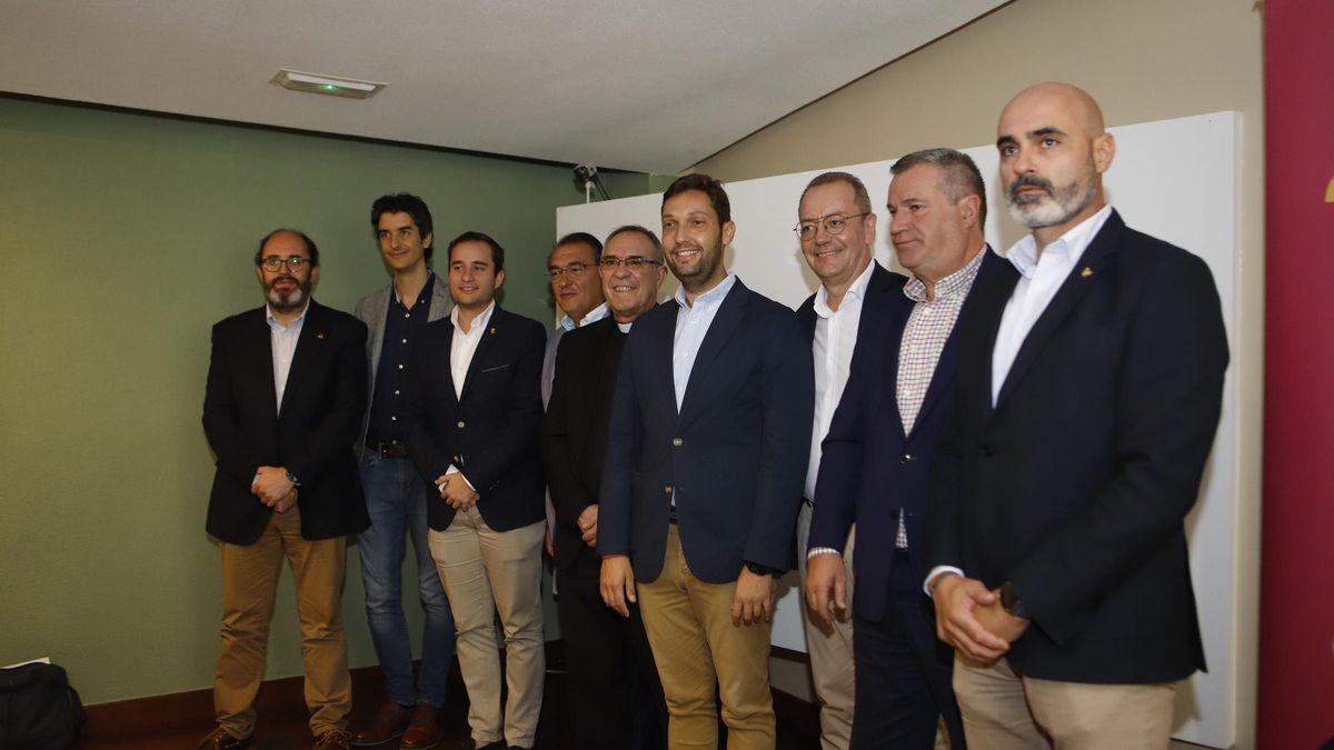 El autor del himno (segundo izquierda) junto a Juanfra Martínez, el Vicario, Santiago Parra, el director del JOHC y representantes de las cofradías lorquinas.