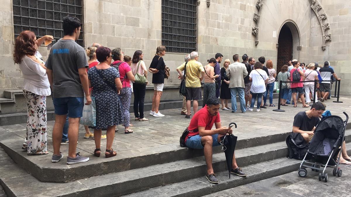 Colas de ciudadanos para expresar sus condolencias en el libro habilidado en el Ayuntamiento.